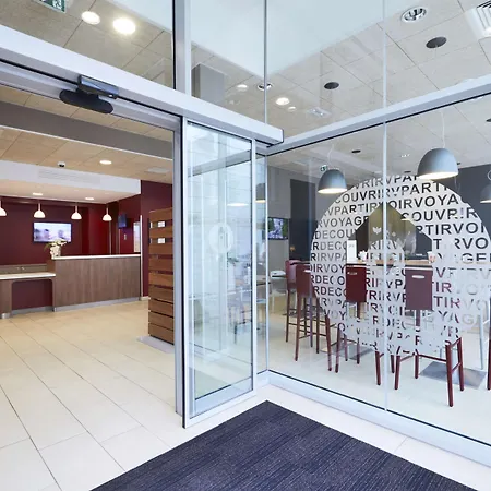 Campanile Prime - Sur Yon Centre Gare 3* 永河畔拉罗什