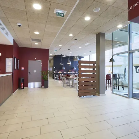 Hotel Campanile Sur Yon Centre Gare 3*