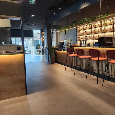 Campanile Prime - Sur Yon Centre Gare 3* 永河畔拉罗什