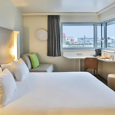 Campanile Sur Yon Centre Gare Hotel